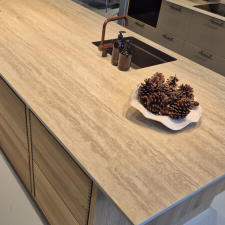 Basic+ Travertino Mat | Dekton / Keramik bordplader fra Billeschou A/S